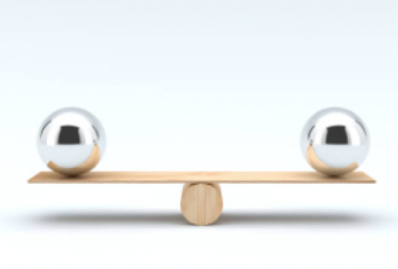 Deux balles en équilibre sur une planche de bois
