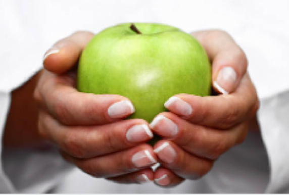 Une pomme verte entre deux mains