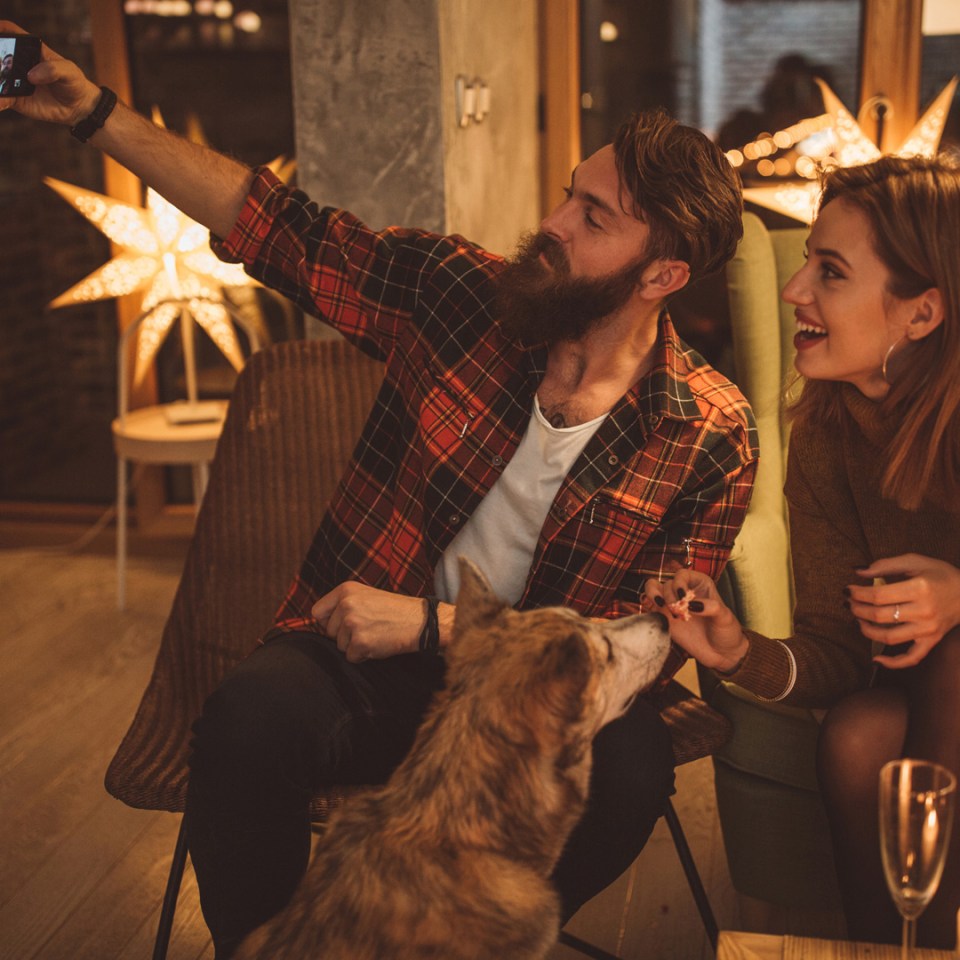 Un couple capture un moment adorable avec leur chien le jour de l'an.