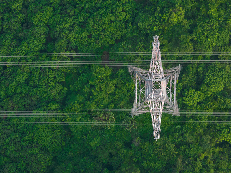 Point de vue aérien d'une tour electrique dans une forêt verte