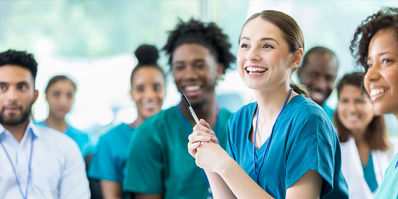 Vétérinaires étudiants souriant