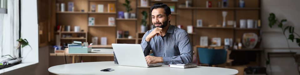 un homme cherchant un travaille depuis son ordinateur