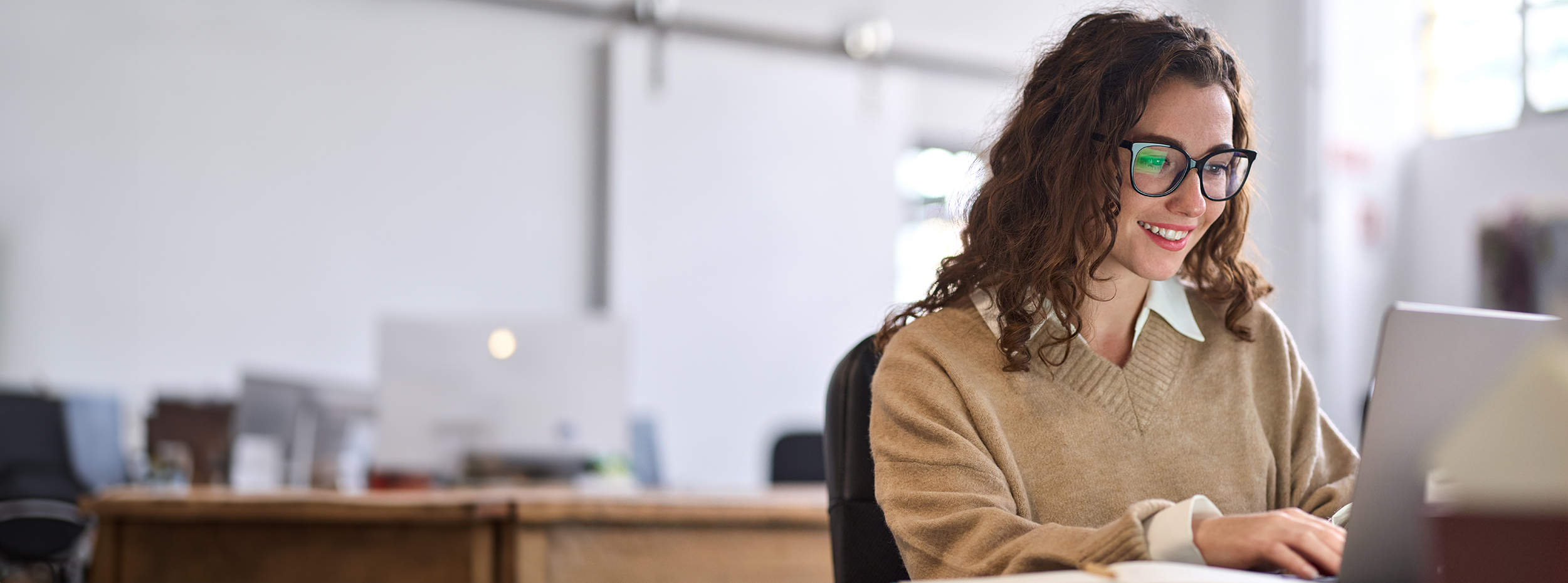 Une femme naviguant sur son ordinateur